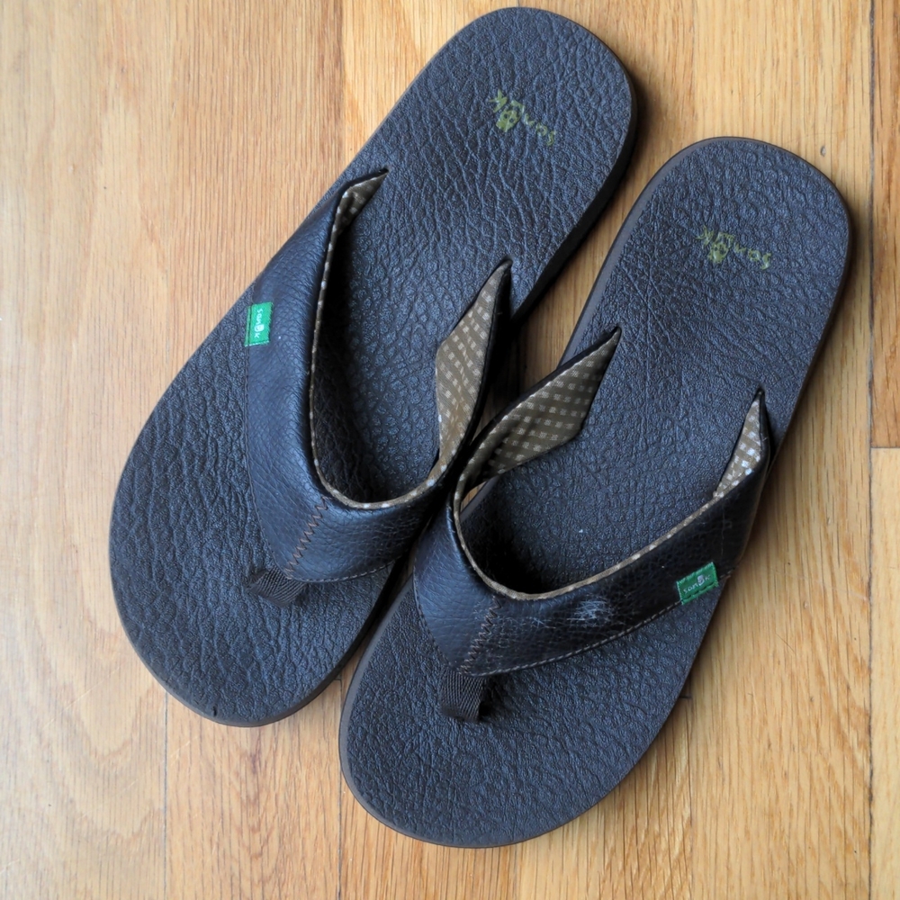 Women's brown Sanuk size 6 flip flops
